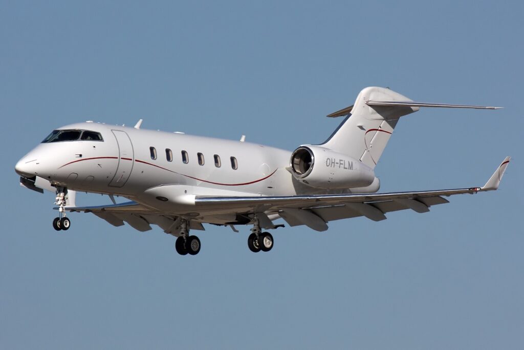 Challenger 300 private jet – sleek and efficient midsize aircraft